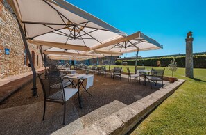 Activities, Balcony / Terrace / Patio, Building Exterior, Garden, Main Entrance, Spring, Summer