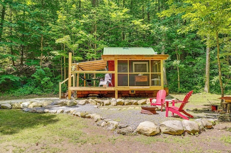 Brandon Vacation Rental | Studio | 1BA | 400 Sq Ft | Stairs Required to Enter