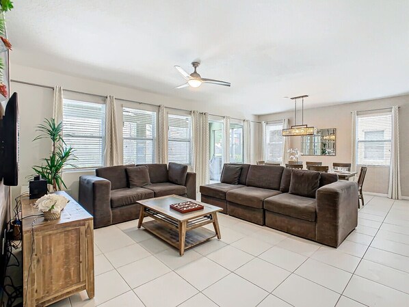 Bright, spacious and cozy living and dining room  😊