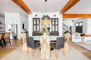 Dining room seats 6 to 10 people