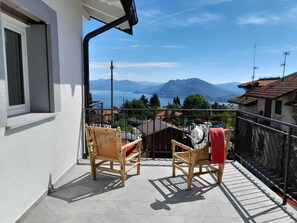 Ca. 15 m² großer Balkon mit schöner Sicht auf die Borromäischen Inseln, den See und die Berge