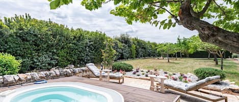 Outdoor spa tub