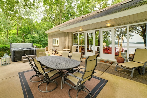 Benton Vacation Rental | 2BR | 2BA | 2,300 Sq Ft | Steps Required
