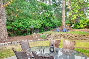 Shared Backyard | Wood-Burning Fire Pit | Hammock