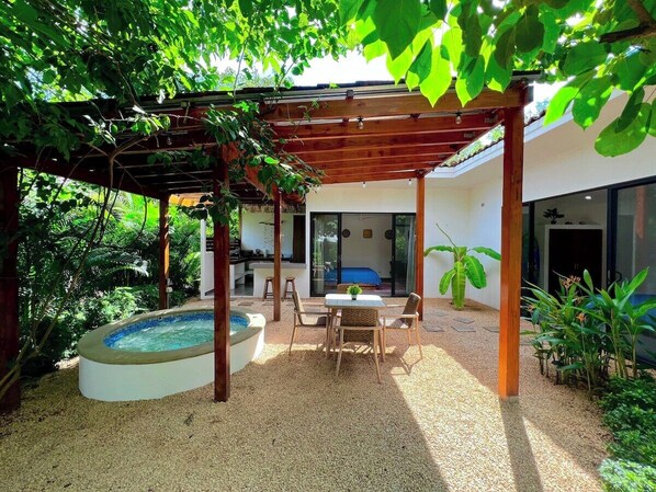 Villa Luna · Lush Jungle Villa near the Beach (2004)