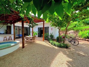 Villa Luna · Lush Jungle Villa near the Beach (2005)