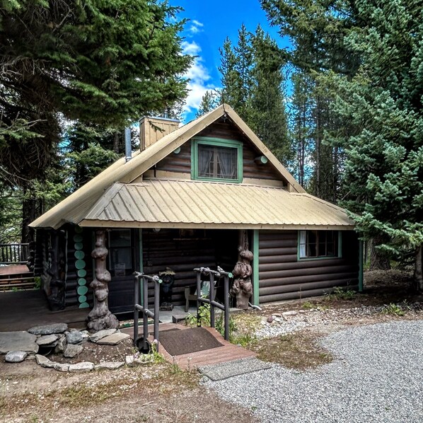Front of cabin, plenty of parking for everyone!