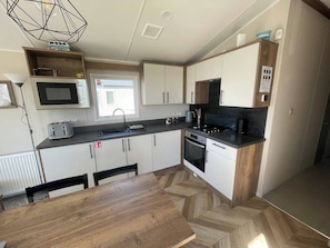 Fully equipped kitchen with hob, oven, slow cooker, air fryer, steamer etc...