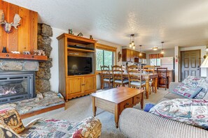 Living Room | Queen Sleeper Sofa | Gas Fireplace | Smart TV | Free WiFi