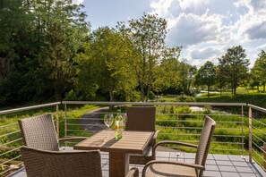 Ein traumhafter Ausblick: Die Terrasse mit Blick auf den See lädt zum Verweilen und Genießen ein.