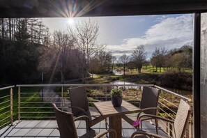 Ein traumhafter Ausblick: Die Terrasse mit Blick auf den See lädt zum Verweilen und Genießen ein.