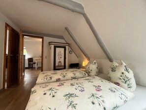 Schlaf-& Wohnbereich mit Doppelbett 1,80x2,00m und TV