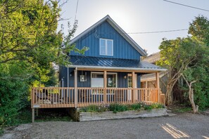 The charming exterior of the Harbourview vacation cottage, complete with a cozy porch perfect for relaxing and taking in the peaceful surroundings.
