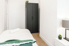A minimalist bedroom in studio appartement Tilburg with a neatly made bed, cozy ambiance, and simple wardrobe. Perfect for Bed en Koffie and a goedkoop stay near Tilburg Centrum.
