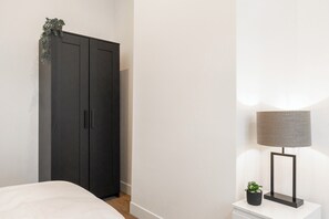 A cozy corner of this studio appartement Tilburg features a stylish wardrobe and a sleek lamp, creating a simple yet functional space. Ideal for Bed en Koffie near Tilburg Centrum – perfect for a goedkoop stay while visiting the university or Safaripark Beeksebergen.