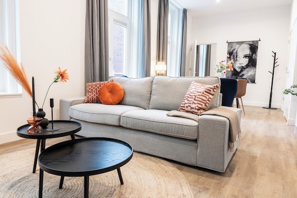 Bright and elegant studio apartment in Tilburg with floral wallpaper.

Atmospheric overnight stay in Tilburg – with a spacious living room, new bathroom & kitchen. Close to Beekse Bergen, Efteling & the university.