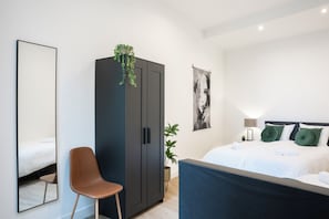 Bright modern bedroom featuring a black wardrobe, a full-length mirror, a leather chair, a cozy bed with green accents, and minimalist decor with plants.

Sfeervol overnachten in Tilburg – met grote woonkamer, nieuwe badkamer & keuken. Dichtbij Beekse Bergen, Efteling & de universiteit.