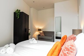 Minimalist bedroom located near the city center, university, Efteling, and Beekse Bergen. Enjoy a modern space with a newly renovated kitchen, bathroom, and a generous living room.