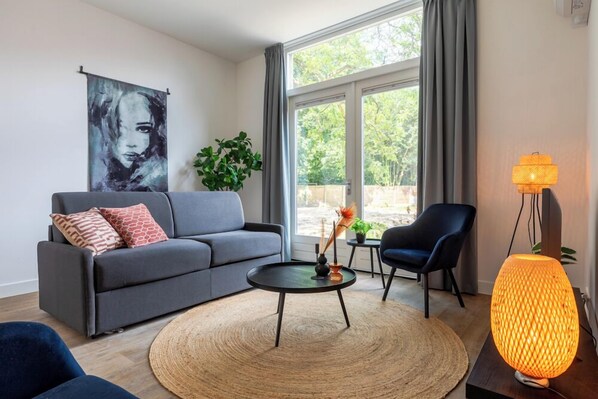 Moderne keuken en eetruimte bij Bed en Koffie in Tilburg Centrum – met stijlvolle inrichting en warme sfeer. Perfect voor gezellige diners, gasten ontvangen of ontspannen na een dagje universiteit of Safaripark Beekse Bergen. Een geweldige en goedkope keuze voor je verblijf!