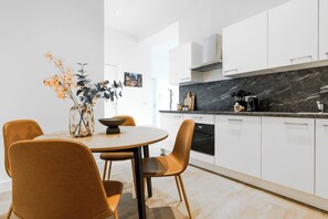 Gezellige eethoek in je studio appartement bij Bed en Koffie – midden in Tilburg Centrum! Goedkoop overnachten dicht bij de universiteit, Safaripark Beekse Bergen en alles wat de stad te bieden heeft.