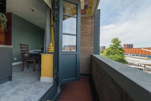 Let the natural light flow in and enjoy your morning coffee on the balcony just steps from your bed.
Betaalbaar overnachten in een studio of appartement in het leukste kunsthotel gebouw van Tilburg. Perfect voor een bezoek aan de Efteling, Beekse Bergen of gewoon het centrum zelf!