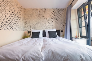 Where creativity meets comfort—amazing wall paintings to brighten your Bedroom.
Word wakker met dit uitzicht bij Bed en Koffie Central – jouw goedkope verblijf in Hotel Centrum Tilburg! Geniet van een stijlvol studio appartement met een nieuwe keuken en badkamer—perfect voor Efteling overnachten of een bezoek aan Safaripark Beekse Bergen. Goedkoop, centraal en comfortabel.