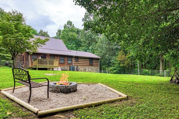 Pigeon Forge Cabin "Striking in the Smokies" - Outdoor fire pit