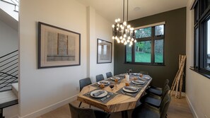Seating for 8 at the dining table
