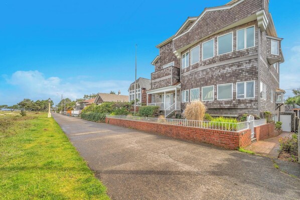 Promenade frontage