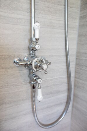 The Butlerâ€™s Flat bathroom