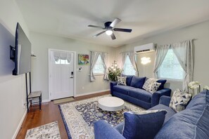 Living Room | Queen Sleeper Sofa | Smart TV | Free WiFi