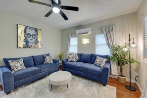 Living Room | Queen Sleeper Sofa | Smart TV | Free WiFi | Central Heating & A/C