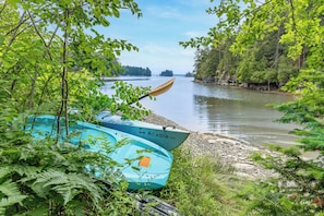 Kayaks are included. Take a paddle to one of the nearby islands and beyond.