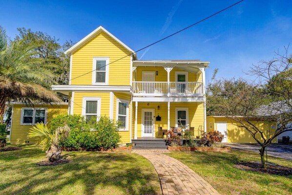 Welcome to Sunny's – your perfect retreat for sunshine and relaxation