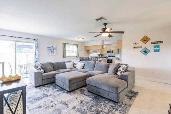 Plenty of seating in livingroom