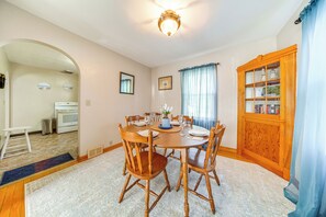 Dining Room | Dishware & Flatware Provided | Single-Story Home