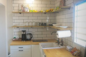 2R Kitchenette (2)