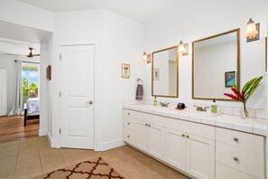 Full Bathroom | Towels Provided | Complimentary Toiletries