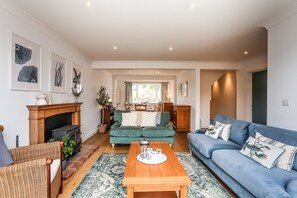 Living Room / Lounge