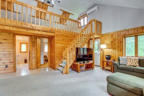 Living Room | 1st Floor | Free WiFi | Central A/C & Heat | Smart TV