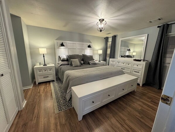 King bed with NEW Temper-Pedic Cloud Mattress