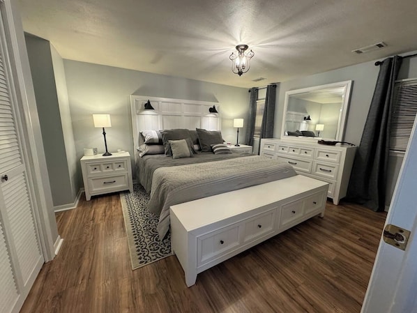King bed with NEW Temper-Pedic Cloud Mattress