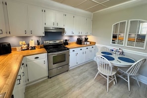 Full equipped kitchen with plates, dishes