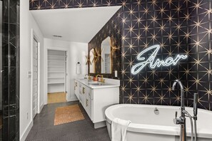 Freestanding tub