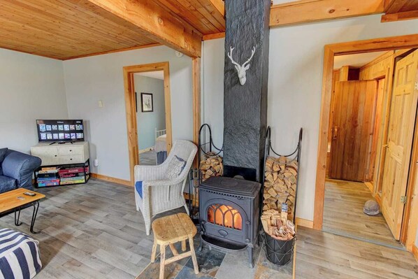 Cozy cabin feel right in the city!