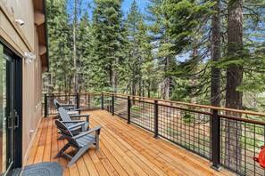 Large new deck w/gas BBQ and outdoor furniture