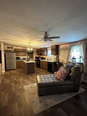 Nice open kitchen, for family and cooking time. Enjoy time together.