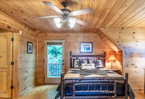 Upper-Level Queen Bedroom w/ensuite full bath