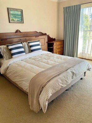 Bedroom 1 - Queen Bed