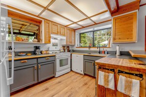 Kitchen: Fully equipped kitchen, ample cabinet and counter space, kitchen bar w/2 bar stools